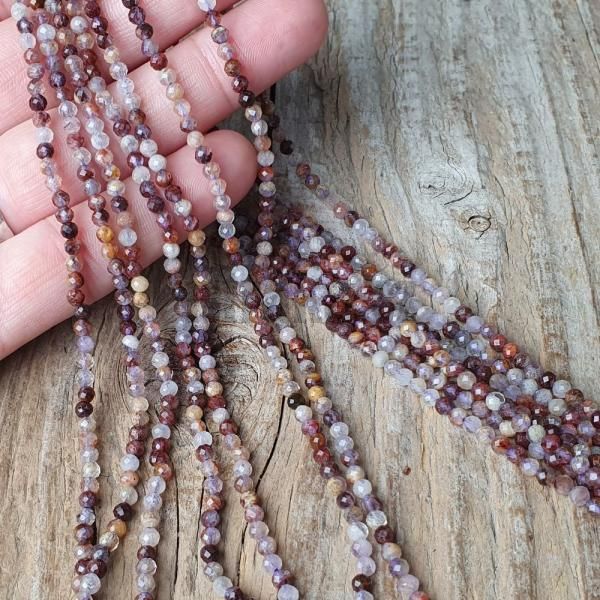 koralky-z-mineralu-kristal-s-fialovym-rutilom-3mm-farebne-brusene-hnedofialove-mix-farieb