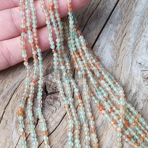 koralky-z-mineralu-slnecny-kamen-arusha-3mm-brusene-zelene-oranzove-mini-farebne-goralky-