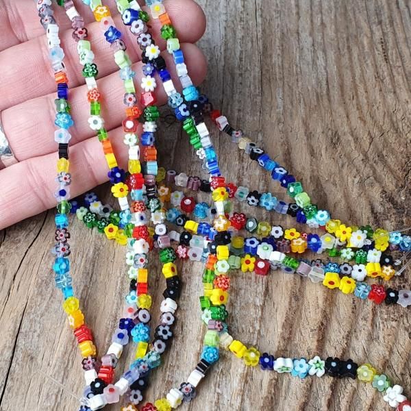 koralky-zo-skla-millefiori-sklenene-kvetinky-4mm-farebne-ploche-vyrazne-leskle-goralky