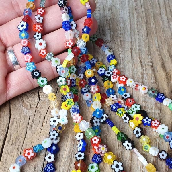 koralky-zo-skla-millefiori-sklenene-kvetinky-6mm-farebne-ploche-vyrazne-leskle-kvietky-go