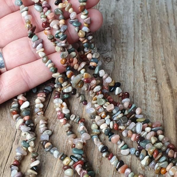 koralky-z-mineralu-achat-alashan-zlomky-nepravidelne-3x5mm-farebne-leskle-oble-pastelove-