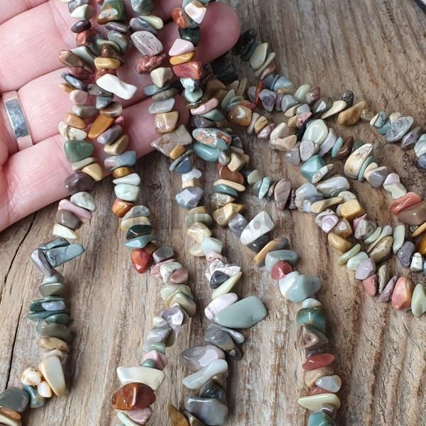 koralky-z-mineralu-achat-alashan-zlomky-nepravidelne-5x8mm-farebne-leskle-oble-pastelove-