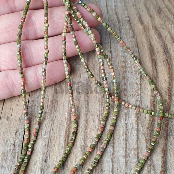 koralky-z-mineralu-unakit-kocky-2,5mm-brusene-leskle-zelene-oranzove-fazetovane-