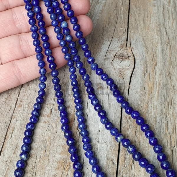 koralky-z-mineralu-lapis-lazuli-5mm-leskle-hladke-nebrusene-modre-modrozlate-goralky-sedo
