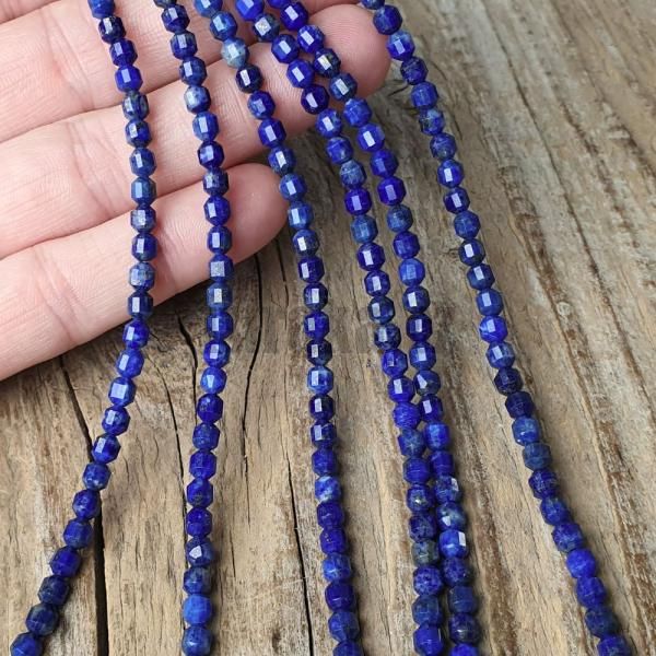 koralky-z-mineralu-lapis-lazuli-sudky-brusene-4mm-fazetovane-leskle-modre-plne-sedomodre-