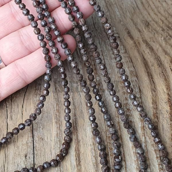 koralky-z-mineralu-obsidian-vlockovy-hnedy-sudky-brusene-4mm-fazetovane-leskle-sedohnede-