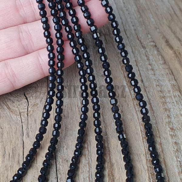 koralky-z-mineralu-onyx-sudky-brusene-4mm-fazetovane-leskle-cierne-tmave-goralky