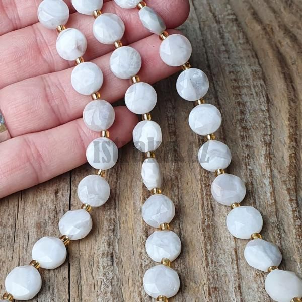 koralky-z-mineralu-achat-biely-disky-brusene-10mm-leskle-fazetovane-ploche-sedobiele-sive