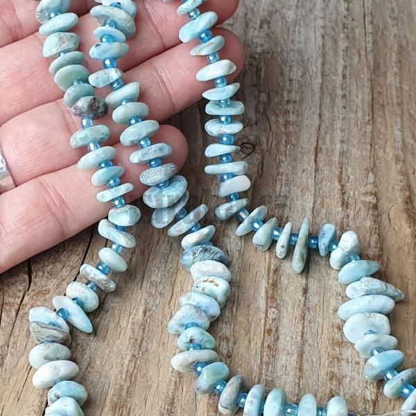 koralky-z-mineralu-larimar-disky-nepravidelne-leskle-oble-svetlotyrkysove-s-rokajlom-goral