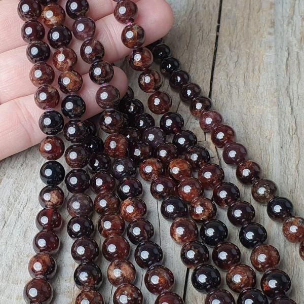 koralky-z-prirodneho-mineralu-hessonit-granat-hnedy-8mm-cervenohnede-leskle-gulate-goralky