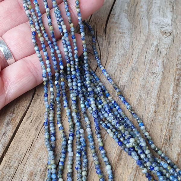 koralky-z-prirodneho-mineralu-lapis-lazuli-2,5mm-brusene-mix-farieb-strakate-modre-goralky
