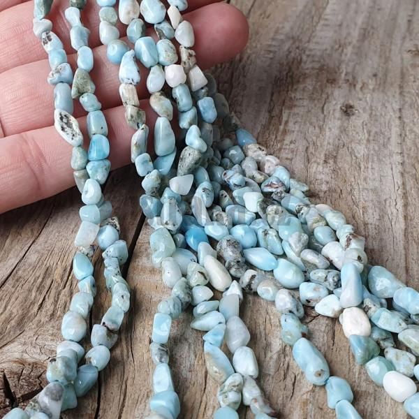 koralky-z-prirodneho-mineralu-larimar-mininugety-nepravidelne-leskle-hranate-bledotyrkysov