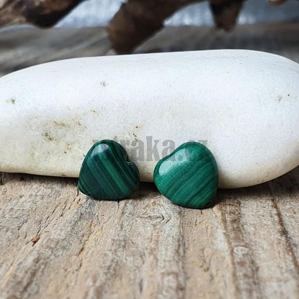 koralka-z-mineralu-malachit-srdiecko-srdce-zelene-12mm-pasikave-oble-ploche-prirodny