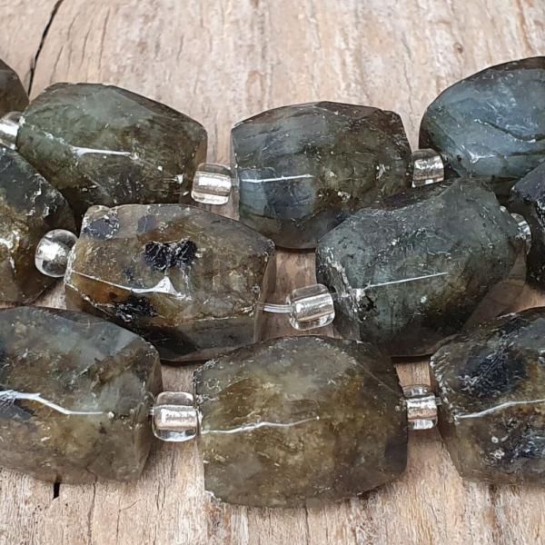 Labradorit korlky 12x16mm brouen kvdry plra