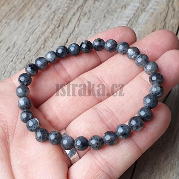 naramok-z-mineralu-larvikit-6mm-leskle-sede-koralky-s-odleskami-idealny-darcek-pre-kazdeho