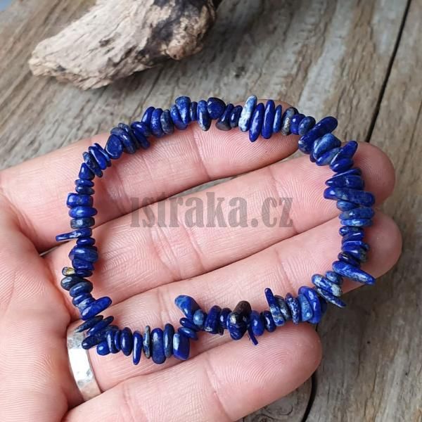 naramok-z-prirodneho-mineralu-lapis-lazuli-zo-zlomkov-leskly-nepravidelny-modry-s-odleskam