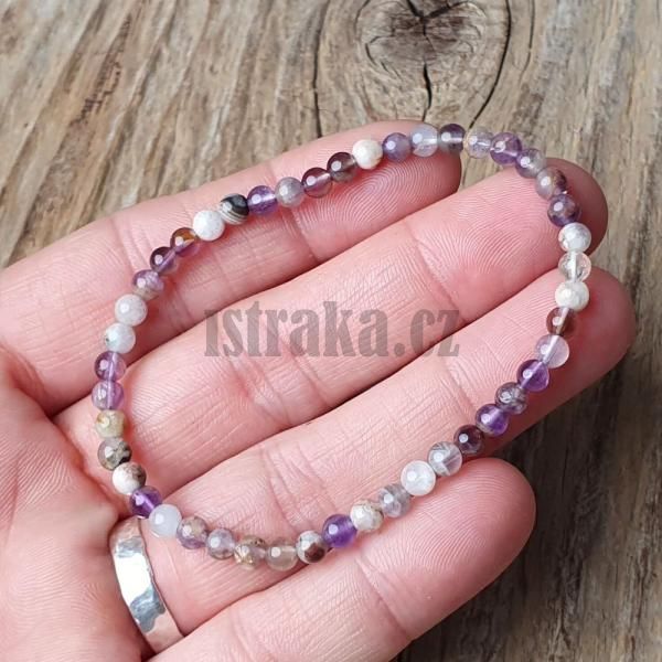 naramok-z-prirodneho-mineralu-ametyst-4mm-mix-farieb-fialovy-leskly-elasticky-na-gumicke-