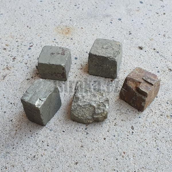 pyrit-kamienok-surovy-neopracovany-bez-dierky-vhodny-predmet-na-oltarik