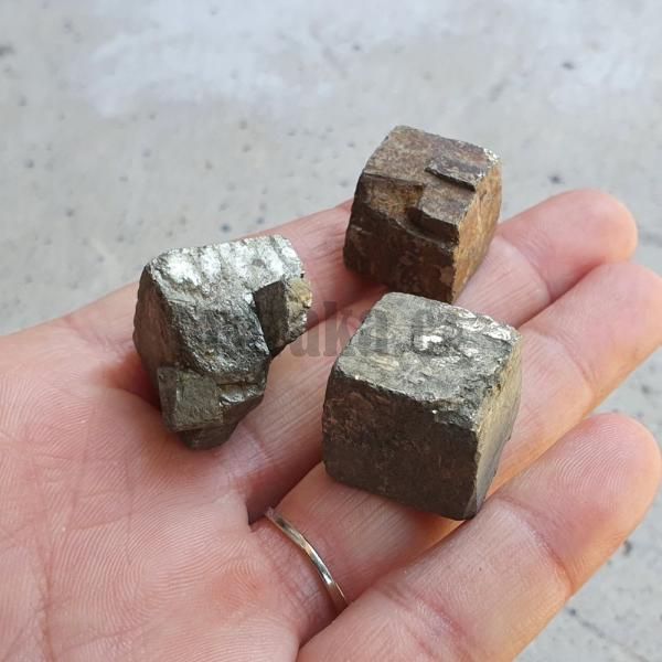 pyrit-kamienok-surovy-prirodny-neopracovany-leskly-zlaty-hnedy-s-odleskami-dekoracia