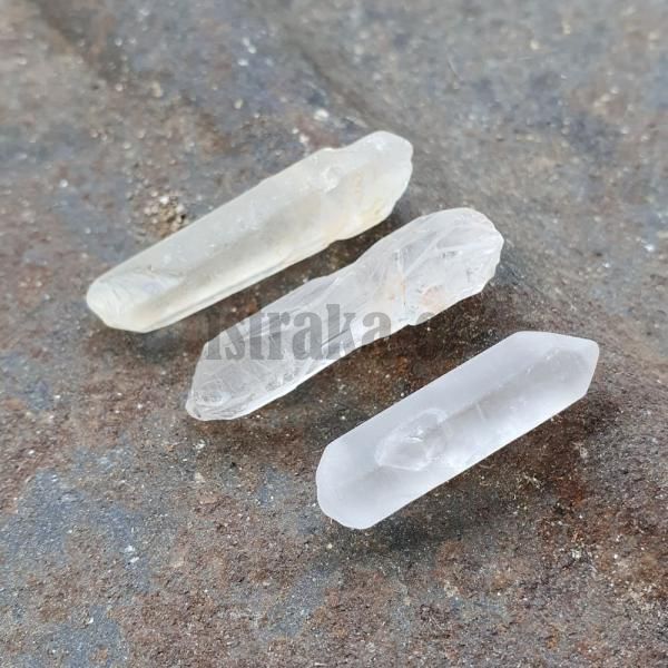 kristal-kamienok-bez-dierky-neopracovany-leskly-surovy-suter-ezo-na-oltarik