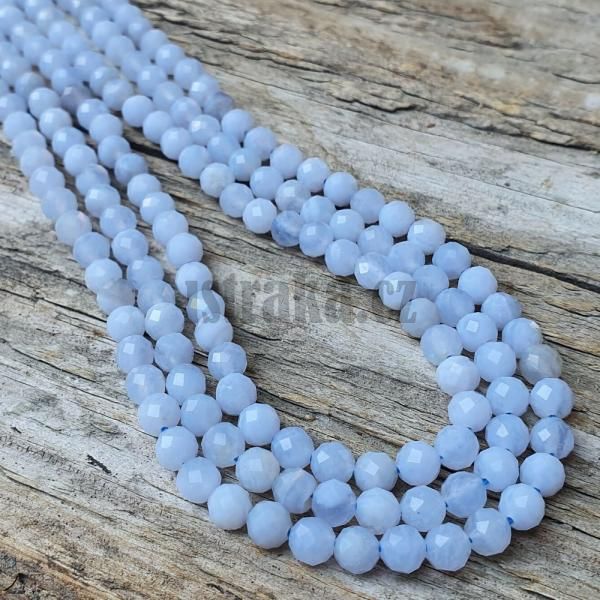 goralky-z-chalcedonu-4mm-brusene-leskle-svetlomodre-mliecne-belase-na-vyrobu-naramku