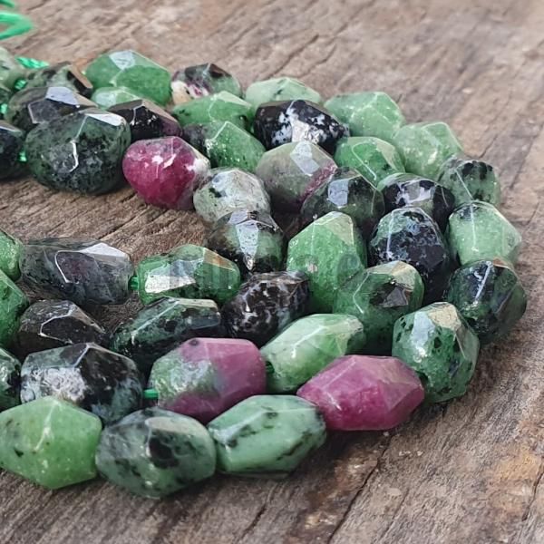 koralky-rubin-v-zoisite-olivy-brusene-zelene-cierne-fialove-prirodny-mineral-na-naramky