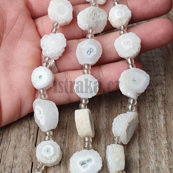 koralky-achat-biele-druzy-ploche-ligotave-goralky-svetle-drsne-nelestene