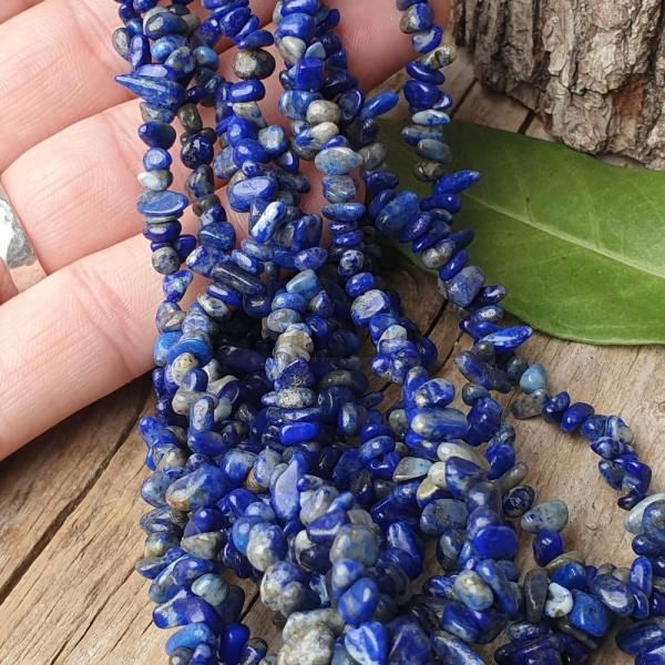 koralky-z-prirodneho-mineralu-lapis-lazuli-minizlomky-nepravidelne-modre-leskle-hladke-