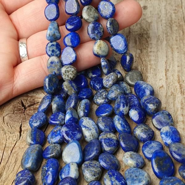 koralky-z-prirodneho-mineralu-lapis-lazuli-nugety-10x14mm-modre-sedomodre-leskle-oble-hlad