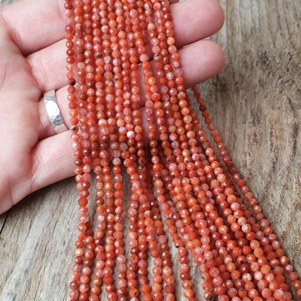 koralky-z-prirodneho-sardonyxu-3mm-brusene-oranzove-s-bielou-kresbou-leskle-na-naramky