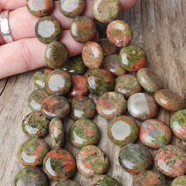 koralky-z-prirodneho-mineralu-unakit-disky-15mm-ploche-zelenooranzove-leskle-hladke-lentil
