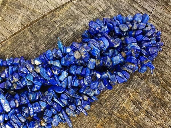 goralky-z-lapisu-lazuli-modre-zlomky-tromlovane-rozne-odtiene-modrozlate-nepravidelne