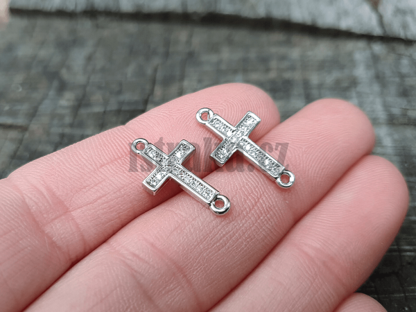 Kříž mezidíl menší stříbrný s bílými zirkony