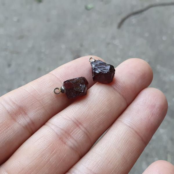 privesok-z-mineralu-granat-surovy-neopracovany-so-strieborym-ockom-zavesom-ag925-vinovy-