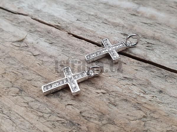 Křížek přívěsek stříbrný s bílými zirkony jednoduchý