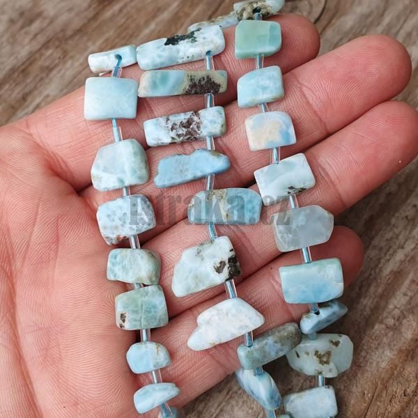 privesky-mineral-larimar-ploche-nepravidelne-originalne-prirodne-leskle-tyrkysove-modre-be