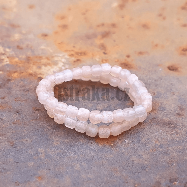 Prsten ze slunenho kamene 2-3mm minikostky